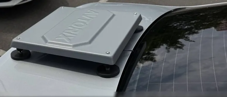 Корпус AVTORIX на магнітах, встановлений на даху автомобіля